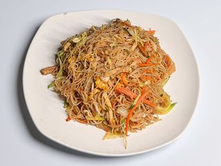 116. Spaghetti di riso con verdure e carne