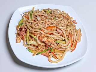 123 .Spaghetti udon con frutti di mare