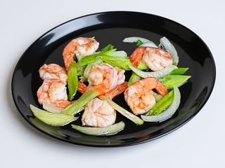 66. Gamberetti con porri alla piastra