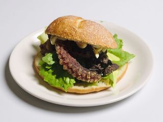 Panino con polpo fritto