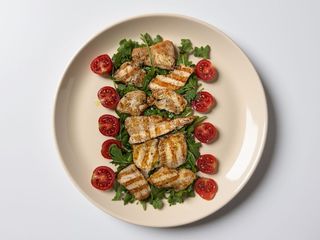 Tagliata di pollo con rucola e pachino