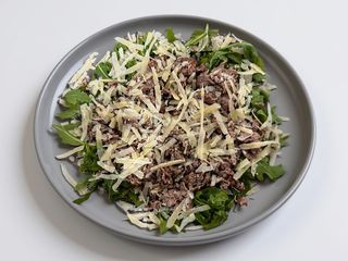 Straccetti di vitello con rucola grana e glassa di aceto balsamico