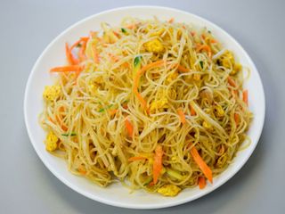 50. Spaghetti di riso al curry saltati con gamberi, verdura e uova