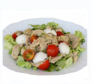 Insalata mista, pomodori, carote, mozzarella, tonno