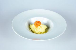 40. Tartare di salmone con pure' di patate