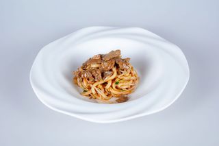 88. Spaghetti udon con manzo, verdure e uova