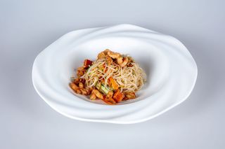 98. Spaghetti di riso con misto mare, verdure e uova
