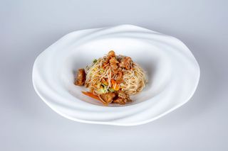 99. Spaghetti di riso con pollo, verdure e uova