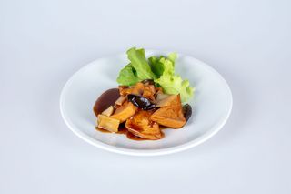 162. Tofu con funghi e bambù