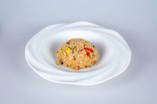 77. Riso saltato con ananas, pinoli, verdure e uova