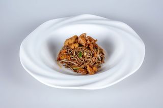 91. Spaghetti soba con pollo, verdure e uova