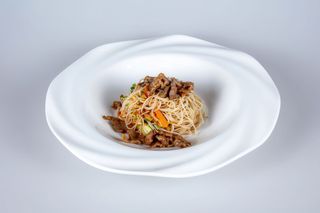100. Spaghetti di riso con manzo, verdure e uova