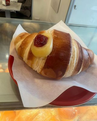 Cornetto sfoglia con crema