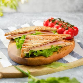 Toast con prosciutto cotto e formaggio