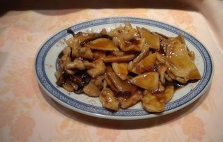 Maiale con bambù e funghi