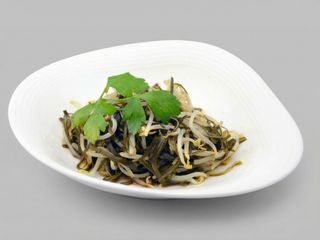 Insalata di germogli di soia e alghe marine