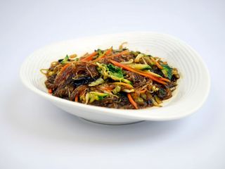 Spaghetti di soia saltati con verdure