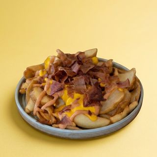 Patatine fresche con bacon croccante