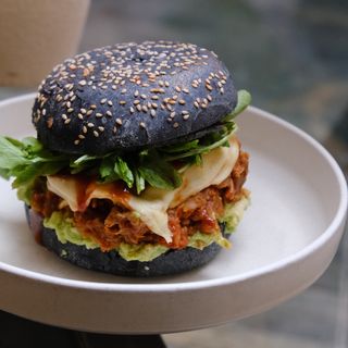 BBQ PULLED PORK BURGER