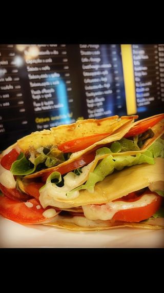 Crepe con tonnata, pomodoro e insalata