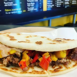 Crepe con peperoni, mozzarella e cotto