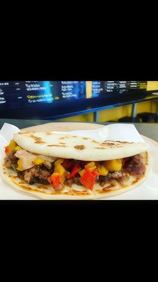 Piada con salsiccia, peperoni e cipolla