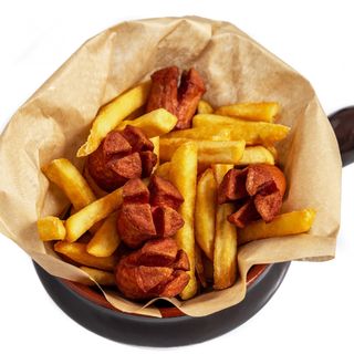 Piatto con würstel e patatine