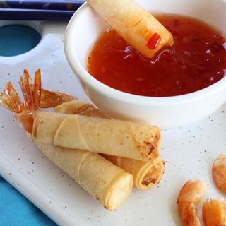 Involtini primavera con gamberi interi e salsa agrodolce