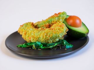 Avocado impanato e fritto con salsa guacamole 