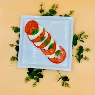 Insalata Caprese(Mozzarella di Bufala,Pomodoro Insalatari,Basilico,Origano)