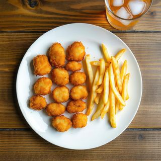 Chicken nuggets -12 pezzi Servito Con Patatine Fritte+Una Bevanda in Regalo