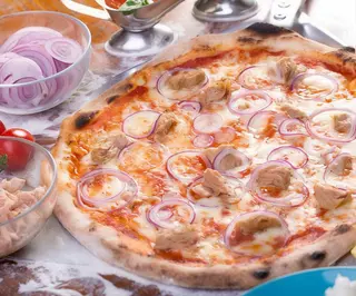Pizza tonno e cipolla bufala