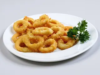 Anelli di calamari con insalata e limone