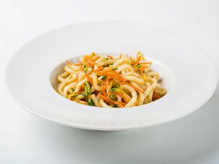Pasta udon saltata con carne e verdure