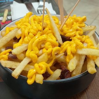 Patatine fritte con cheddar e bacon