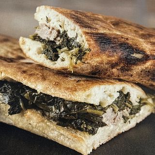 Panuozzo salsiccia,broccoletti e mozzarella