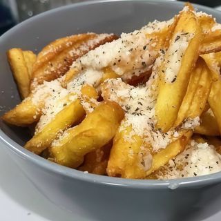 Patatine fritte cacio e pepe