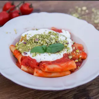Paccheri al pomodoro burrata pesto e granella di pistacchio