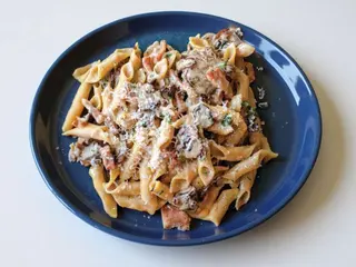 Garganelli con panna, funghi e salmone