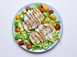 insalatone con con pollo alla griglia