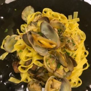 tagliatelle con funghi porcini e vongole veraci