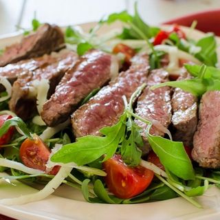 tagliata di manzo con rucola e grana