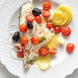 filetto di branzino con patate e olive