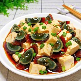 toufu morbido con uovo nero marinato凉拌皮蛋豆腐
