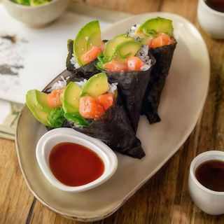 400.Temaki salmone mare(1pz)三文鱼海藻手卷