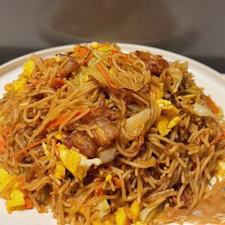 Spaghetti di riso grossi con pancetta di maiale saltati 三层肉炒粗粉
