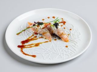 Black nigiri sake flambè - 2 pezzi