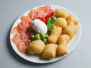 Chiacchiere salumi e formaggi