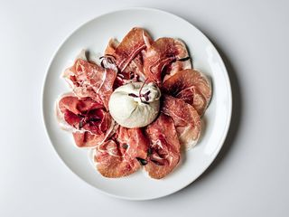 Prosciutto di Parma con burrata, patè di olive e crostini caldi