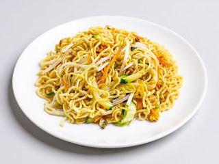 627. Ramen saltato con verdure